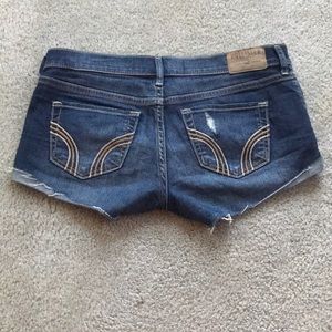 hollister short short dark wash size 3 (26)